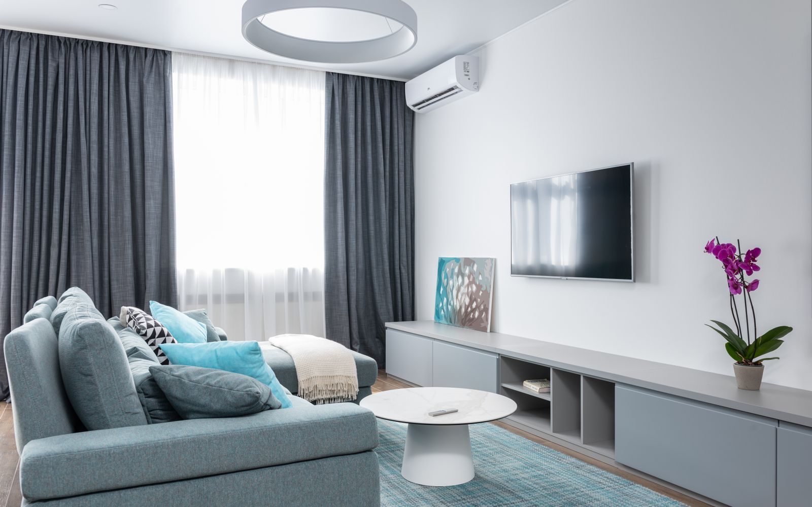 Sala de estar com ar-condicionado split instalado